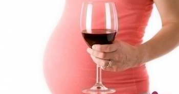 Uống rượu bia khi mang thai có thể làm tăng nguy cơ sảy thai