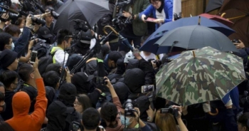 Hồng Kông: Biểu tình bạo lực tiếp diễn, hai cảnh sát bị thương
