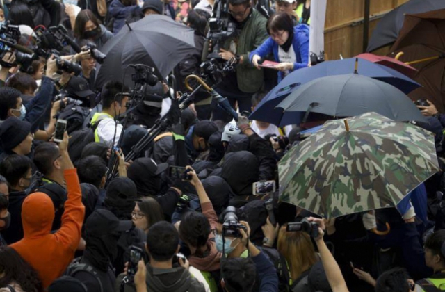 Hồng Kông: Biểu tình bạo lực tiếp diễn, hai cảnh sát bị thương