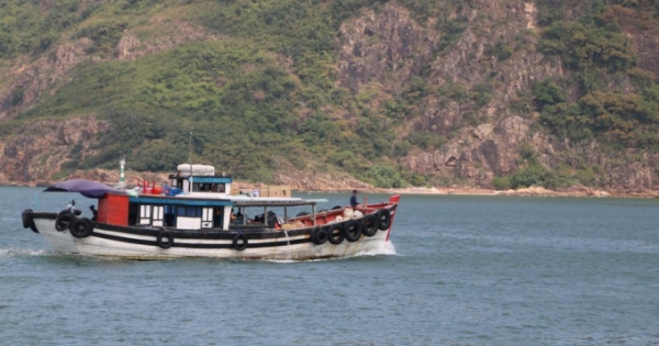 Những chuyến tàu vượt biển “chở Tết” ra đảo Cù Lao Xanh