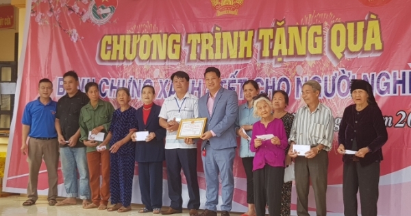 CLB bóng đá FC Nam Đàn tại Hà Nội mang tết ấm cho người nghèo Nam Đàn