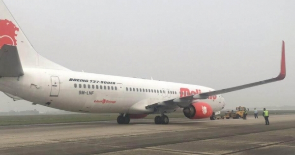 Máy bay Boeing chở 91 người nổ lốp ở sân bay Nội Bài