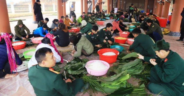 Quảng Ninh: Hơn 1000 chiếc bánh chưng thắm tình quân dân đến với người nghèo