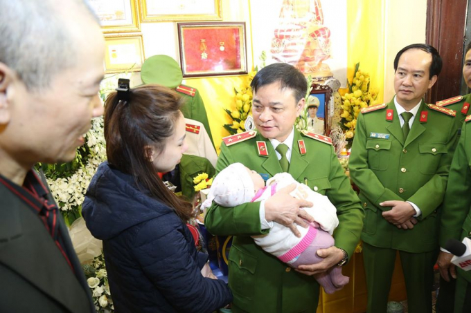 Trung tướng Phạm Quốc Cương đã trao tận tay gia đình 3 liệt sĩ số tiền ủng hộ của toàn đơn vị cho mỗi gia đình gần 1,3 tỉ đồng.