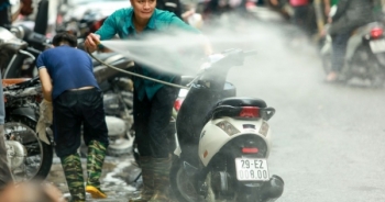 Hà Nội: Rửa xe 200 nghìn đồng/lượt, khách vẫn ùn ùn xếp hàng