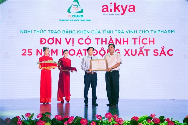 Công ty CP Dược phẩm TV.PHARM nhận bằng khen của tỉnh Trà Vinh (ảnh