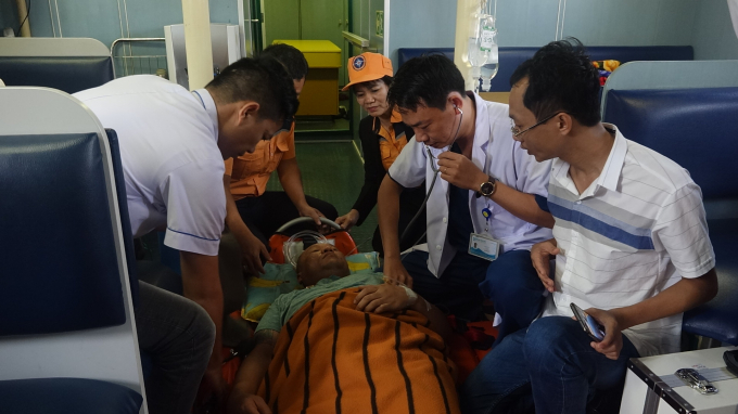 Thuyền viên Thái Lan bị đột quỵ được kịp thời đưa về bờ chữa trị. Ảnh: Danang MRCC.