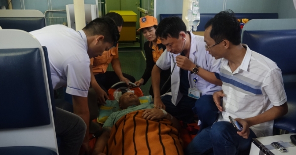Cứu nạn thuyền viên tàu Thái Lan bị đột quỵ trên biển