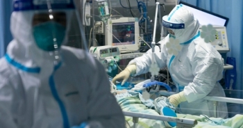 Bác sĩ Vũ Hán mặc bỉm điều trị bệnh nhân nhiễm virus corona