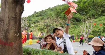 Đà Nẵng: Du khách nô nức hái lộc đầu xuân cầu may mắn, bình an