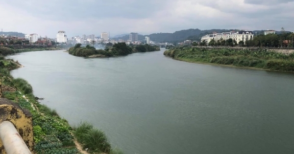 Nước sông Hồng có màu xanh bất thường ngày đầu năm