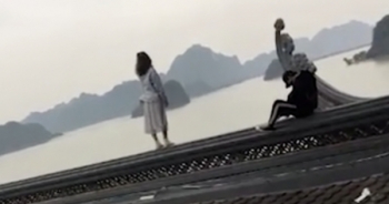 [Clip]: Phẫn nộ với hành động trèo lên nóc chùa Tam Chúc chụp ảnh của đôi nam nữ
