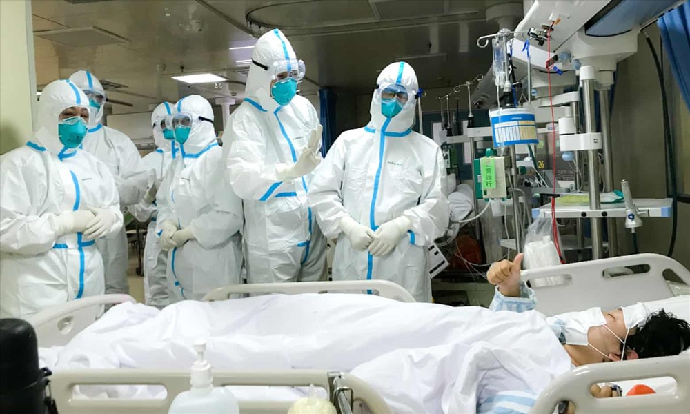 Các nhân viên y tế ở Vũ Hán, tỉnh Hồ Bắc, Trung Quốc đang điều trị cho bệnh nhân. Ảnh: Báo Lao Động/The Guardian.