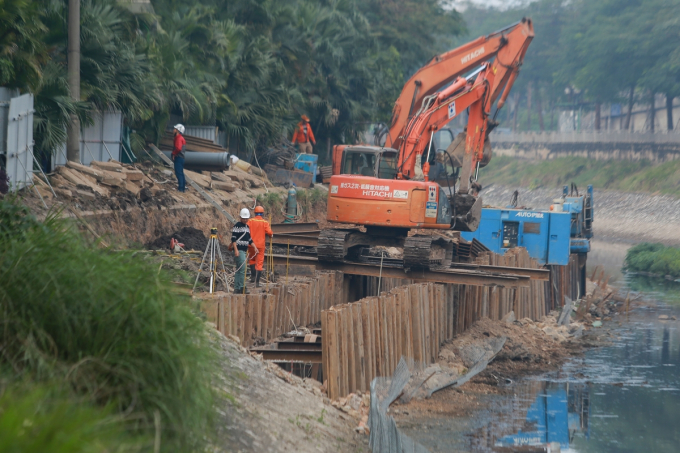 ndt-Từ ngày 18/5/2020 một hệ thống cống gom nước thải ở thải bên bờ sông Tô Lịch được khởi công.