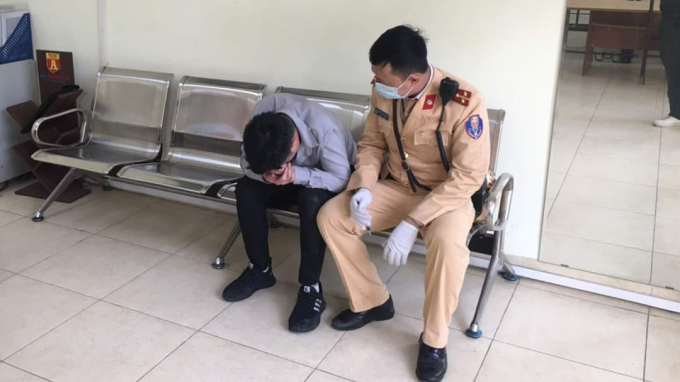 Lực lượng chức năng đã kịp thời can ngăn một thanh niên liên tục khóc lóc rồi trèo qua lan can cầu Chương Dương (quận Long Biên, Hà Nội), có biểu hiện muốn tự tử.