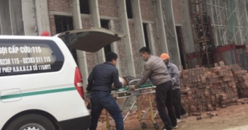 Thang tời chở công nhân rơi từ tầng cao xuống đất khiến nhiều người nhập viện