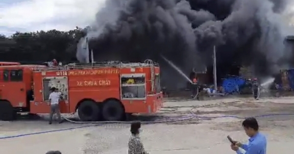 Cháy lớn tại công ty chuyên buôn bán vật liệu xây dựng tại TP Thủ Dầu Một
