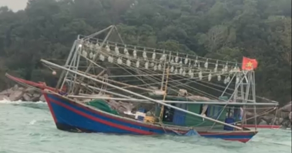 Clip cứu vớt thành công 03 thuyền viên tàu cá gặp nạn trên biển tại Quảng Ninh