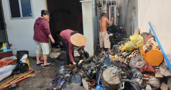 TP HCM: Căn nhà trong hẻm bốc cháy ngùn ngụt sau tiếng nổ lớn