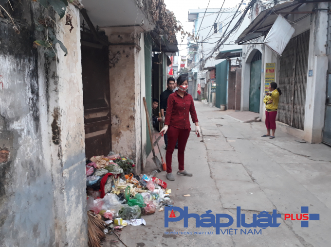 Năm 2017 người dân phường Đại Mỗ quận Nam Từ Liêm đã nhiều ngày phải chịu đựng mùi hôi thối bốc lên từ rác mà Công ty CP Đầu tư Phát triển Công nghệ cao Minh Quân thu gom xử lý.