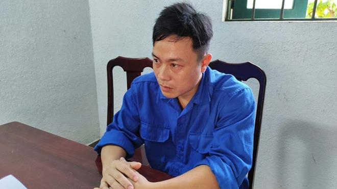 Nguyễn Hữu Tài tại cơ quan công an.