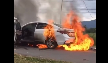 Video: Xế hộp bốc cháy nghi ngút giữa đường, chủ xe liều mình lao vào lấy tài sản