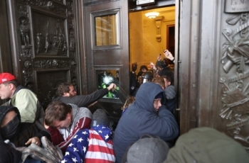 Khoảnh khắc cảnh sát Mỹ đối mặt người biểu tình tràn vào trụ sở quốc hội