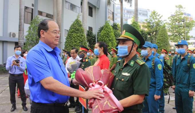 Đồng chí Nguyễn Thanh Bình, Phó Bí thư Tỉnh ủy, Chủ tịch UBND tỉnh An Giang trao hoa cho lực lượng tham gia