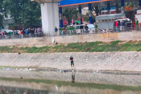 Hà Nội: Bàng hoàng phát hiện thi thể người đàn ông dưới sông Tô Lịch