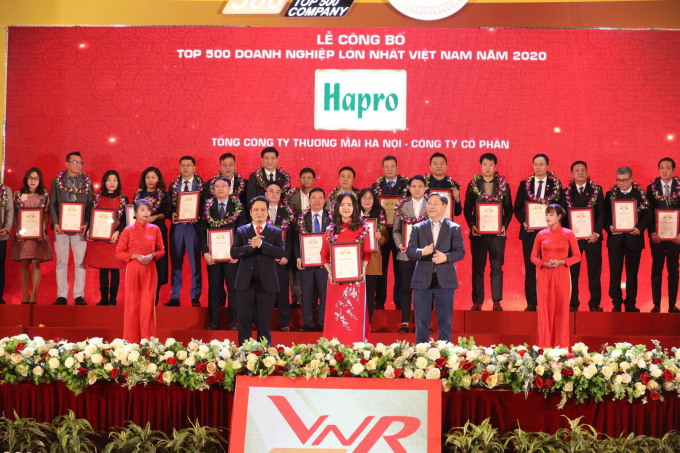 Bà Đỗ Tuệ Tâm - Phó Tổng Giám đốc Tổng công ty Thương mại Hà Nội tại Lễ vinh danh TOP 500 Doanh nghiệp lớn nhất Việt Nam năm 2020.