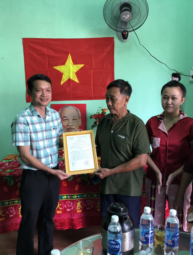 Đại diện Ủy ban MTTQ Việt Nam xã Đại Phước trao quyết định bàn giao nhà cho ông Một