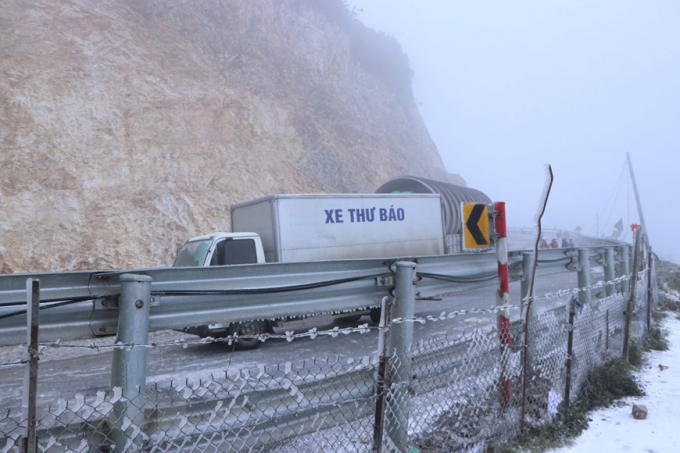 Các phương tiện không thể di chuyển đoạn đèo Ô Quý Hồ thuộc địa phận tỉnh Lai Châu đi Sa Pa do mặt đường bị đóng băng. (Ảnh: Nguyễn Oanh/TTXVN)