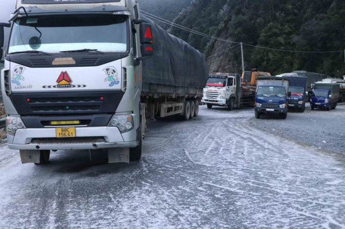 Các phương tiện không thể di chuyển đoạn đèo Ô Quy Hồ thuộc địa phận tỉnh Lai Châu đi Sa Pa do mặt đường bị đóng băng. (Ảnh: Nguyễn Oanh/TTXVN)