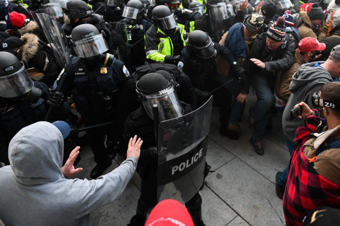 Cảnh sát ngăn người biểu tình quá khích đột nhập vào tòa nhà Quốc hội Mỹ ở Washington D.C ngày 6/1/2021. Ảnh: AFP/TTXVN
