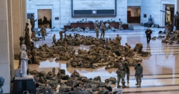 Nhìn lính Vệ binh Quốc gia ngủ vạ vật trong tòa nhà Quốc hội Mỹ