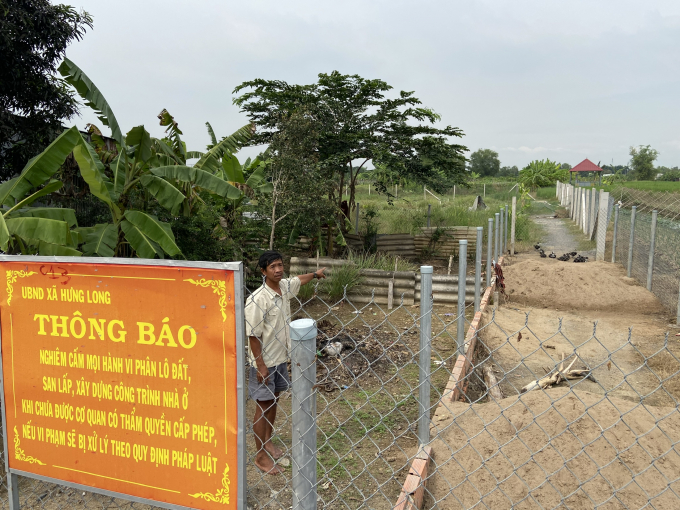 Việc mua bán đất nông nghiệp phân lô trái phép đã hoàn tất, sau đó UBND xã Hưng Long mới cắm biển cảnh báo.