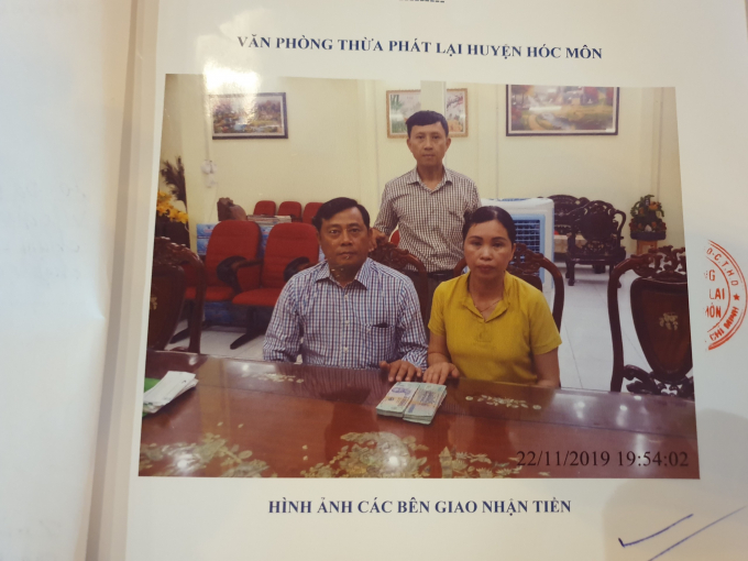 Ông Trần Quốc Tuấn nhận tiền của bà Vân sau khi ký vi bằng bán đất (ảnh chụp tại từ vi bằng)