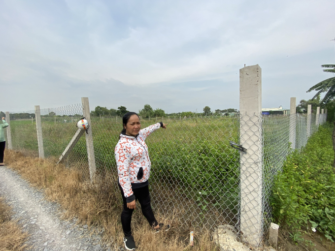 Bà Ngô Thị Tuyết đang đứng trước mảnh đất nông nghiệp phân lô, hiện tại đã được chủ đất mới rào lại.
