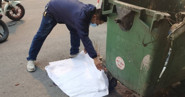 Hà Nội: Thai nhi bị vứt bỏ cạnh bãi rác, ô tô đi đường đè trúng thương tâm