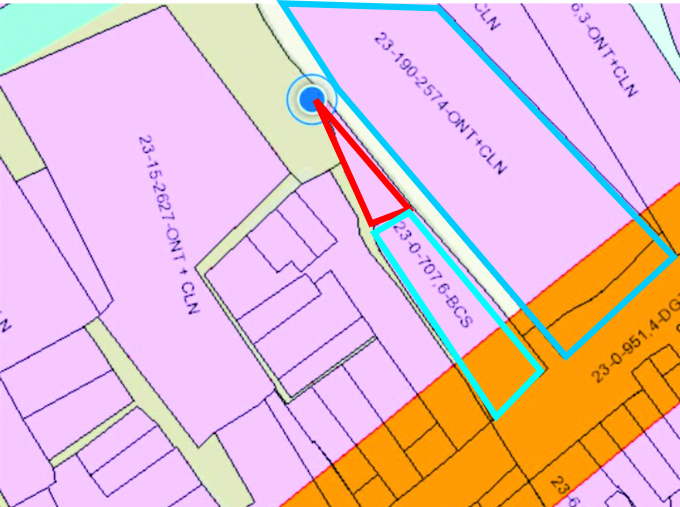 Hai mảnh đất (màu xanh) chia tách bởi con đường  đã được cấp giấy cho các thành viên gia đình, riêng mảnh của bà (màu đỏ) mỏi mòn chờ đợi cấp sổ hàng chục năm nay.