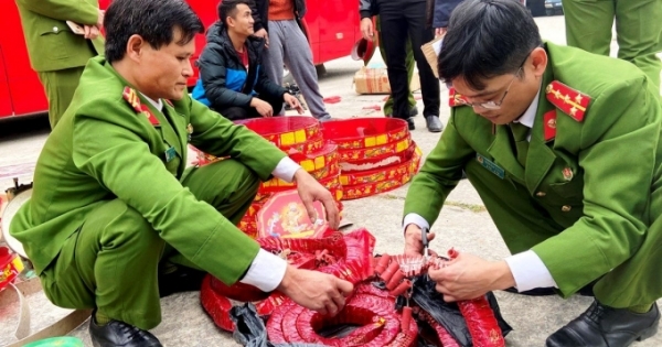 CSCĐ Thanh Hóa bắt giữ xe khách vận chuyển 83kg pháo nổ trái phép