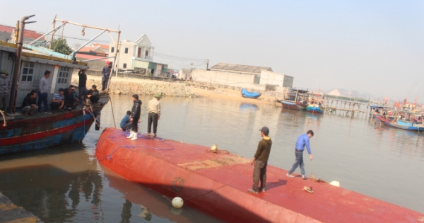 [Video]: Nỗ lực cứu tàu chở dầu bị lật úp khi vào cảng cá ở Nghệ An
