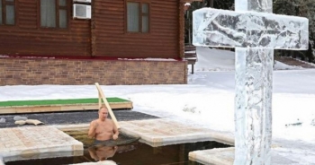 Tổng thống Putin ngâm mình xuống hồ nước lạnh giá