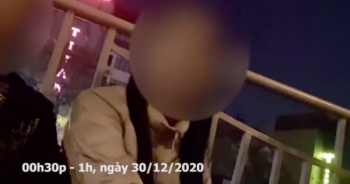 Video: "Độc chiêu gạ tình" của cặp gái mại dâm trên đường phố Hà Nội