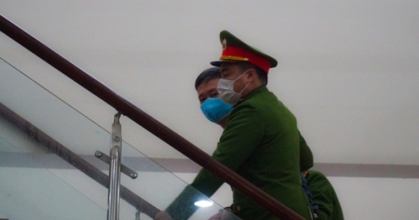 Hành động bất ngờ của ông Đinh La Thăng khi được dẫn giải đến tòa