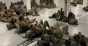 Hình ảnh hàng nghìn vệ binh quốc gia Mỹ phải ngủ ở nhà xe sau lễ nhậm chức