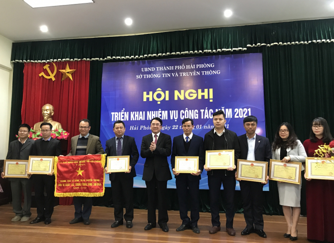 Phó Chủ tịch UBND TP Lê Khắc Nam trao tặng cờ thi đua và bằng khen của UBND TP cho Sở Thông tin và truyền thông Hải Phòng.