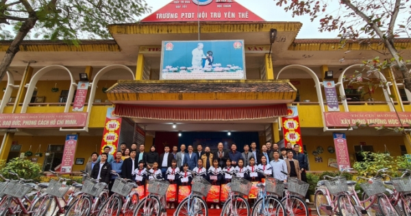CLB Báo chí Bắc Giang tại Hà Nội tặng 100 suất quà tới Trường PTDT Nội trú Yên Thế
