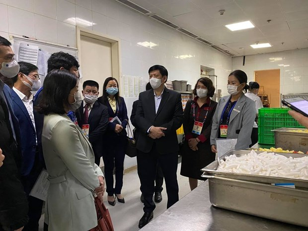Bộ trưởng Bộ Y tế Nguyễn Thanh Long đã trực tiếp đi kiểm tra công tác an toàn thực phẩm. (Ảnh: PV/Vietnam+)
