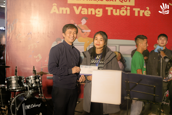 CLB Chạm nhận sự ủng hộ từ Đoàn Thanh Niên Ngân Hàng BIDV.